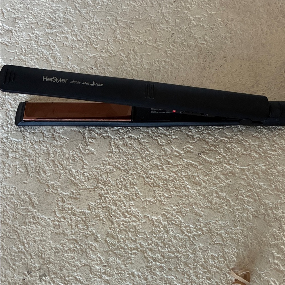 HerStyler Black Hair Straightener